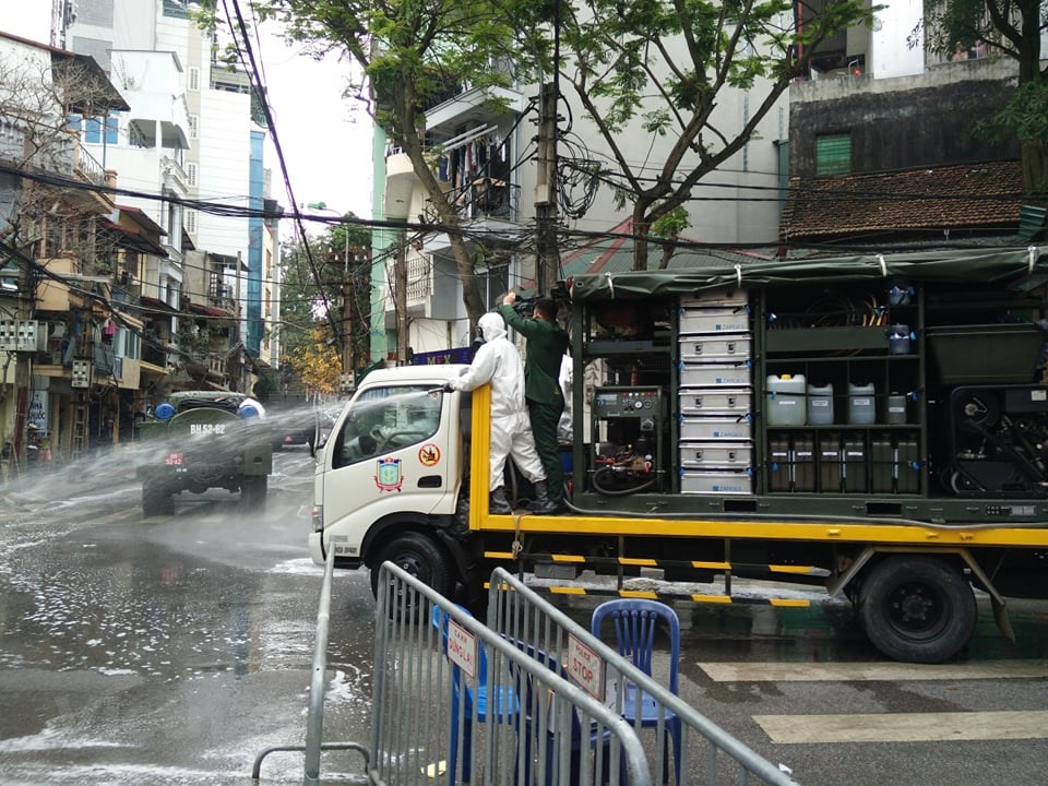 消毒剂喷洒工作迅速展开，旨在避免疫情扩散危机。越通社记者 山柏 摄