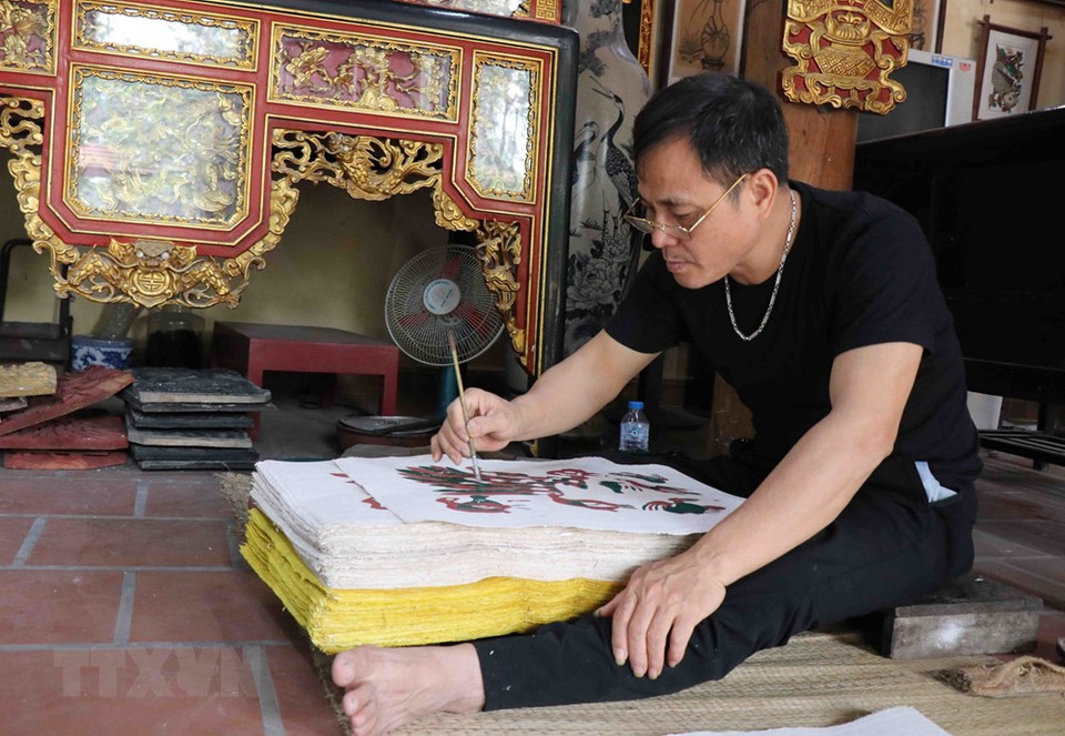 北宁省顺成县双湖乡东湖村艺人制作东湖民间画。越通社记者 泰雄 摄