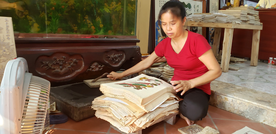 东湖画的用纸也比较特殊，即在槠纸上涂抹螺壳粉和糯米粉，以保证年画的持久性和色彩光亮。越通社记者 徐碧玉 摄