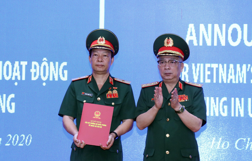 越南国防部副部长阮志咏上将向175号中央军队医院院长阮洪山授予国防部关于成立三号二级野战医院的决定。越通社记者 春区 摄