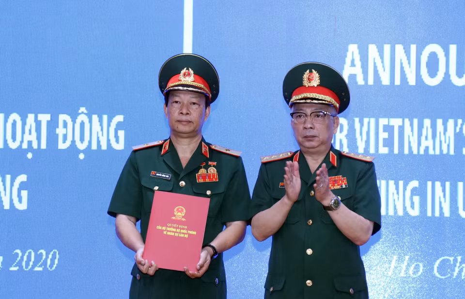 越南国防部副部长阮志咏上将向175号中央军队医院院长阮洪山授予国防部关于成立三号二级野战医院的决定。越通社记者 春区 摄