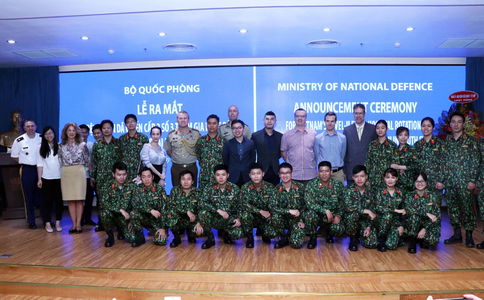 三号二级野战医院的干部在仪式上与国际代表合影留念。越通社记者 春区 摄