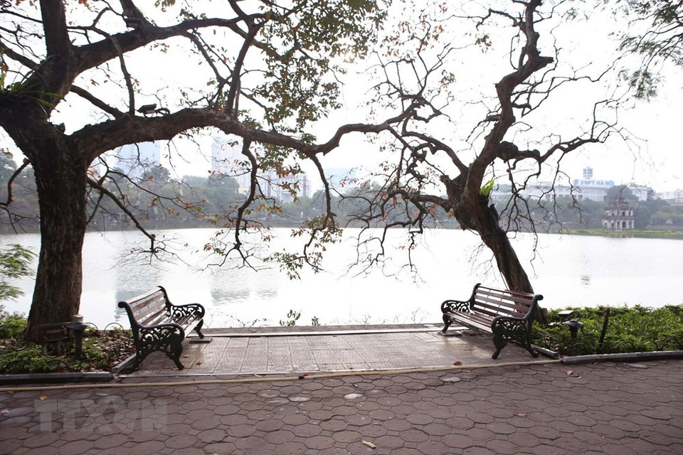 湖面上笼着水雾，仿佛披上了一层薄薄的轻纱。越通社记者 英俊 摄