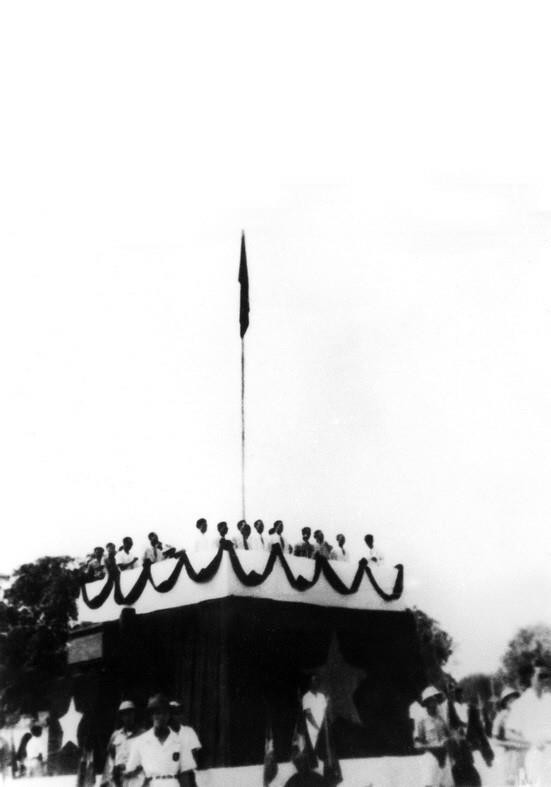 胡志明主席1945年9月2日在巴亭广场宣读《独立宣言》。图自越通社