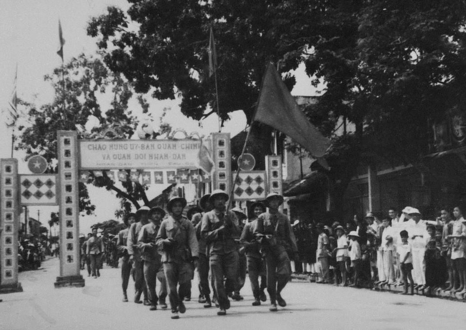 1954年10月6日，越南人民军接管河东的瞬间。图自越通社