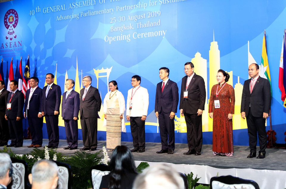 越南国会主席阮氏金银和各代表团团长合影。图自越通社