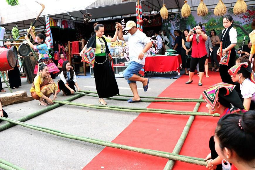 第十四次西北地区各民族文化体育与旅游节系列活动：跳竹竿。图自越通社