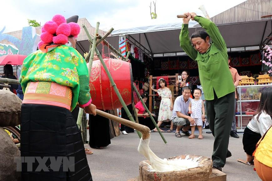 第十四次西北地区各民族文化体育与旅游节系列活动：打糍粑。图自越通社