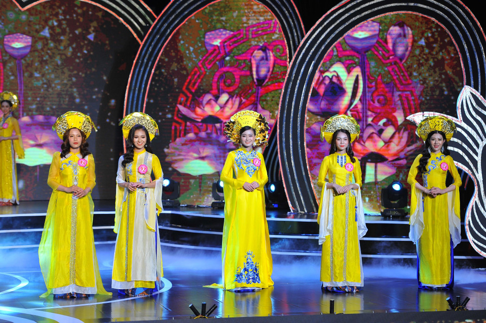 2019年华闾选美比赛的奥黛秀。图自越通社