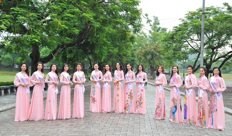 2019年华闾选美比赛前15名佳丽。图自越通社