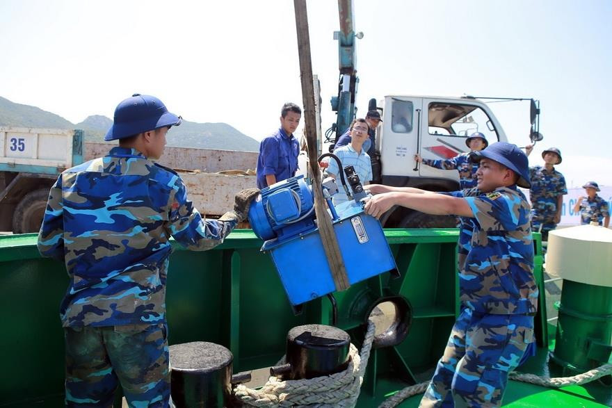 将塑料压机运到庆和省长沙岛县。图自越通社