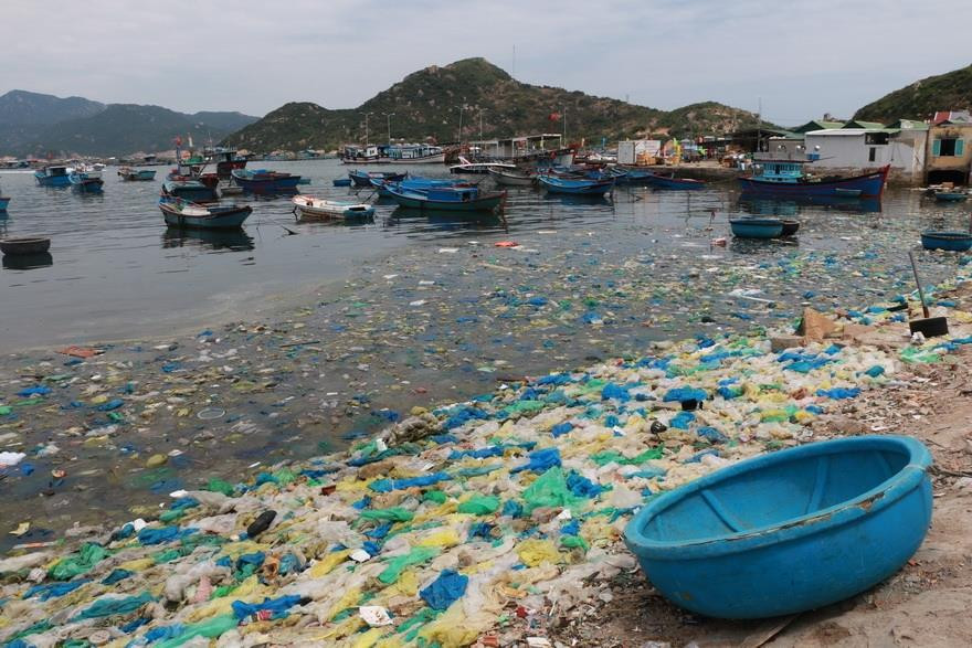 庆和省金兰市金平乡平巴岛海滩旁的塑料垃圾。越通社记者 杨志想 摄