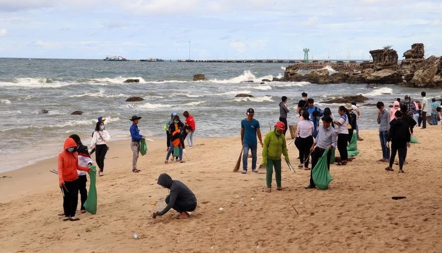 坚江省富国县营舅海滩捡垃圾。越通社记者 黎辉海 摄