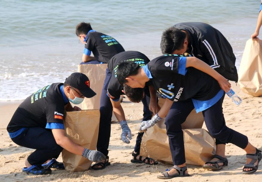 500名团员和青年在平顺省潘切市队杨海滩收集垃圾。越通社记者 阮青 摄