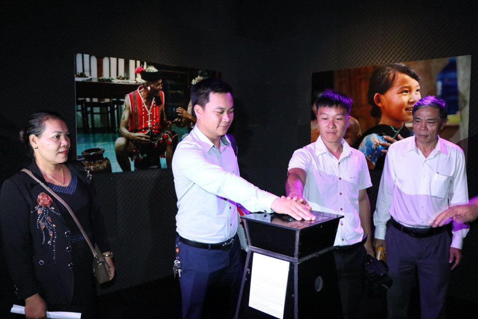 参观者感受“身体的声音”。图自越通社