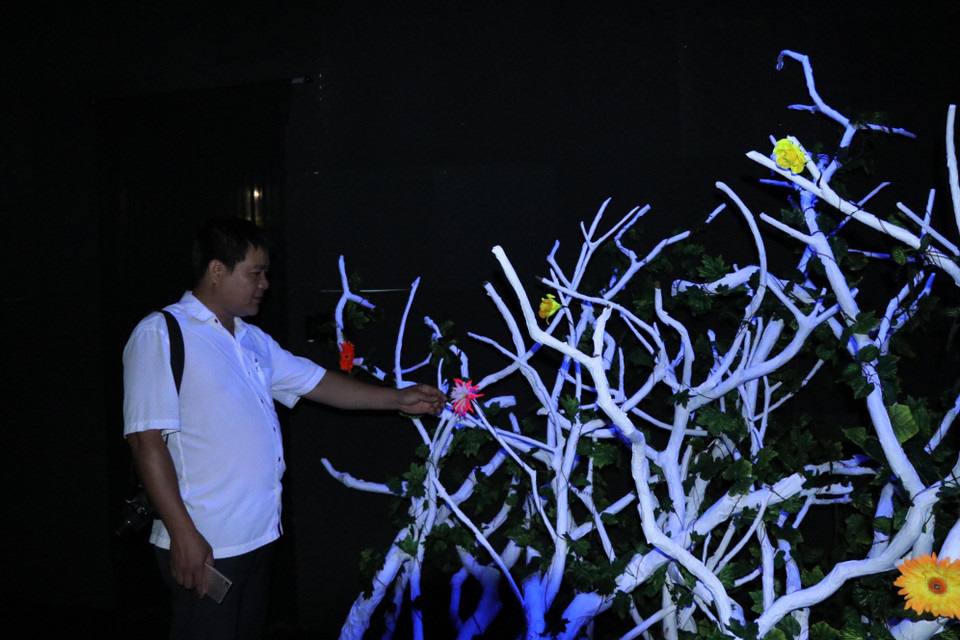 参观者感受“光线的声音”。图自越通社