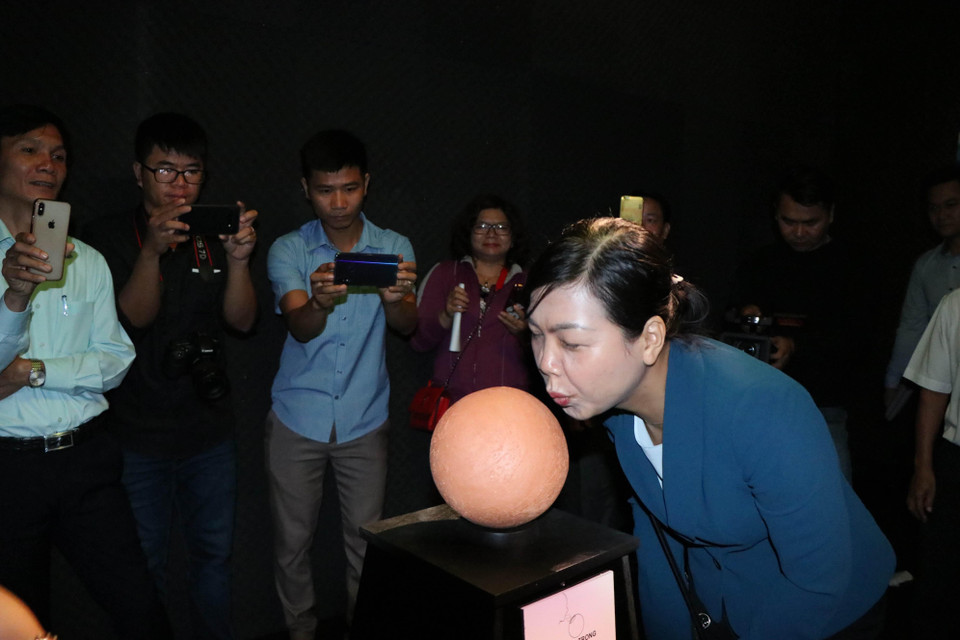 参观者感受“气息的声音”。图自越通社