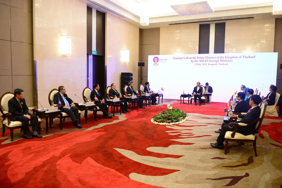 越南外长范平明和东盟其他外长礼节性拜访泰国总理巴育。图自越通社