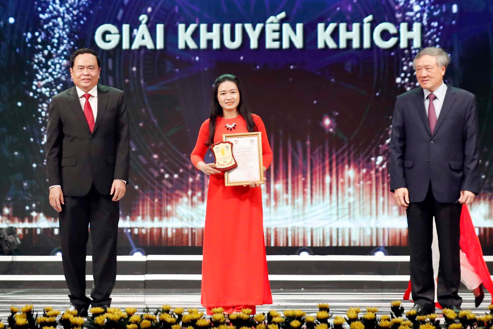 越南祖国阵线中央委员会主席陈青敏和最高人民法院院长阮和平向获得鼓励奖的作者颁发奖状。越通社记者 统一 摄