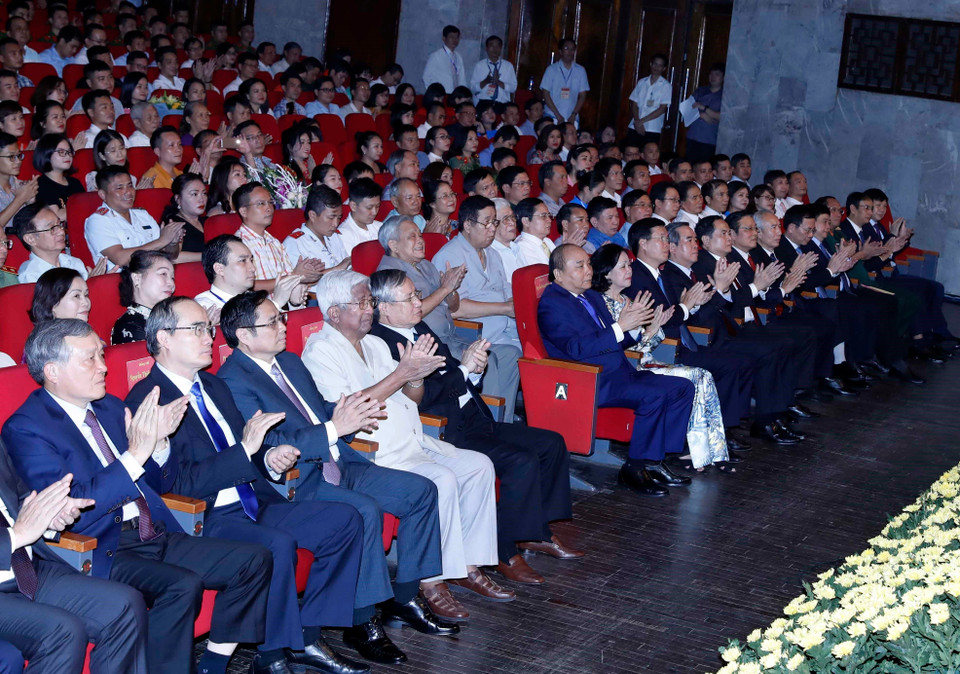 越南政府总理阮春福同党和国家领导出席颁奖仪式。越通社记者 统一 摄