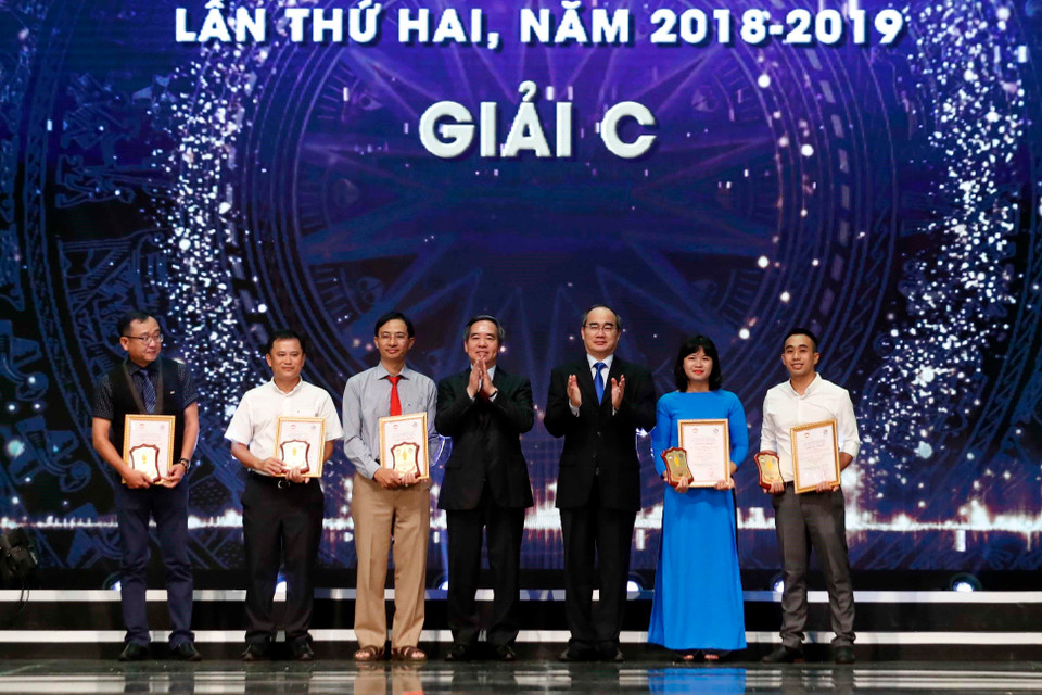 越共中央经济部部长阮文平和胡志明市市委书记阮善仁向获得三等奖的作者颁发奖状。越通社记者 统一 摄