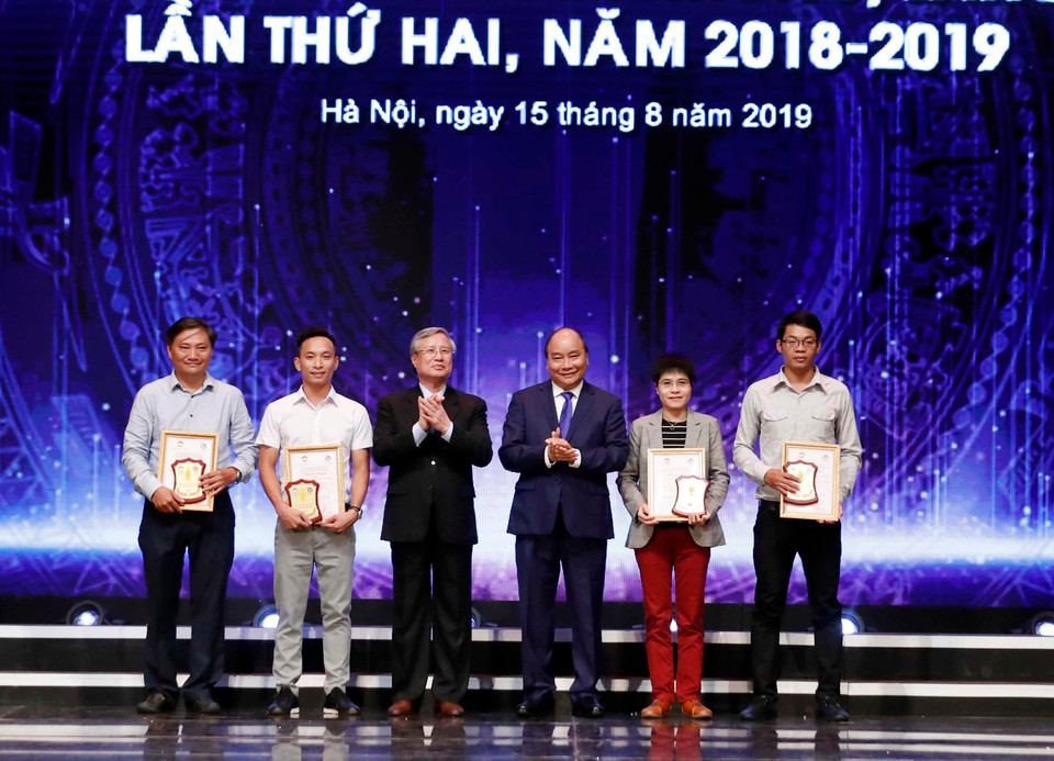 越南政府总理阮春福和越共中央书记处常务书记陈国旺向获得一等奖的作者颁发奖状。越通社记者 统一 摄