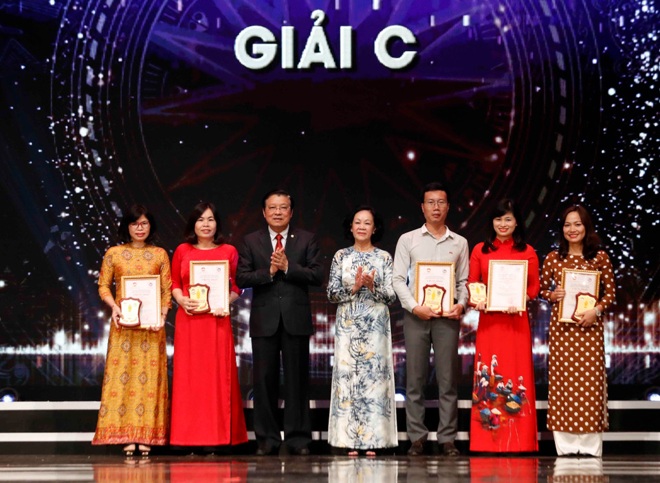 越共中央民运部部长张氏梅和越共中央内政部部长潘廷镯向获得三等奖的作者颁发奖状。越通社记者 统一 摄