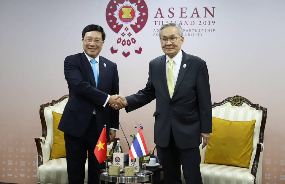 越南外长范平明拜会泰国外交部长敦•巴穆威奈。图自越通社