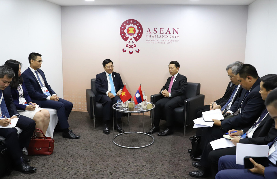 越南外长范平明会见老挝外交部部长沙伦赛·贡玛希。图自越通社