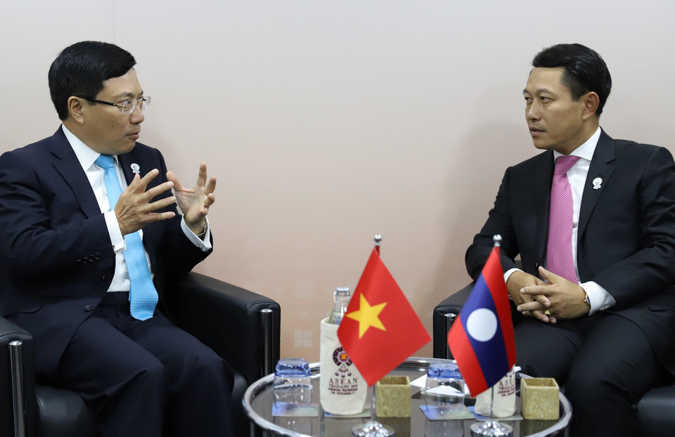 越南外长范平明会见老挝外交部部长沙伦赛·贡玛希。图自越通社