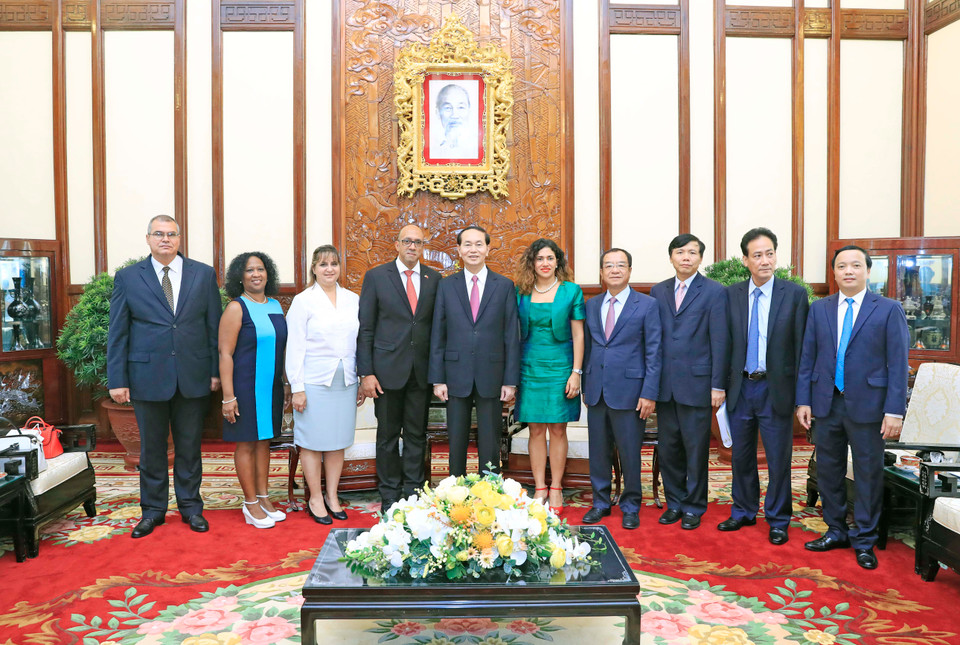 陈大光与迪亚兹同与会代表合影留念。（图片来源：越通社）