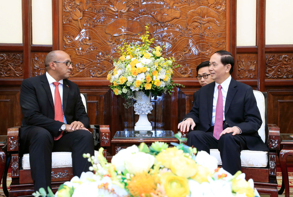 陈大光（右）会见迪亚兹。（图片来源：越通社）