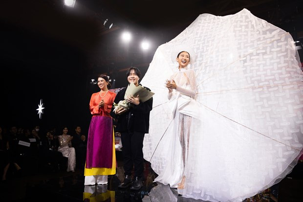 名为“薄饼”的民族服装。图自越通社