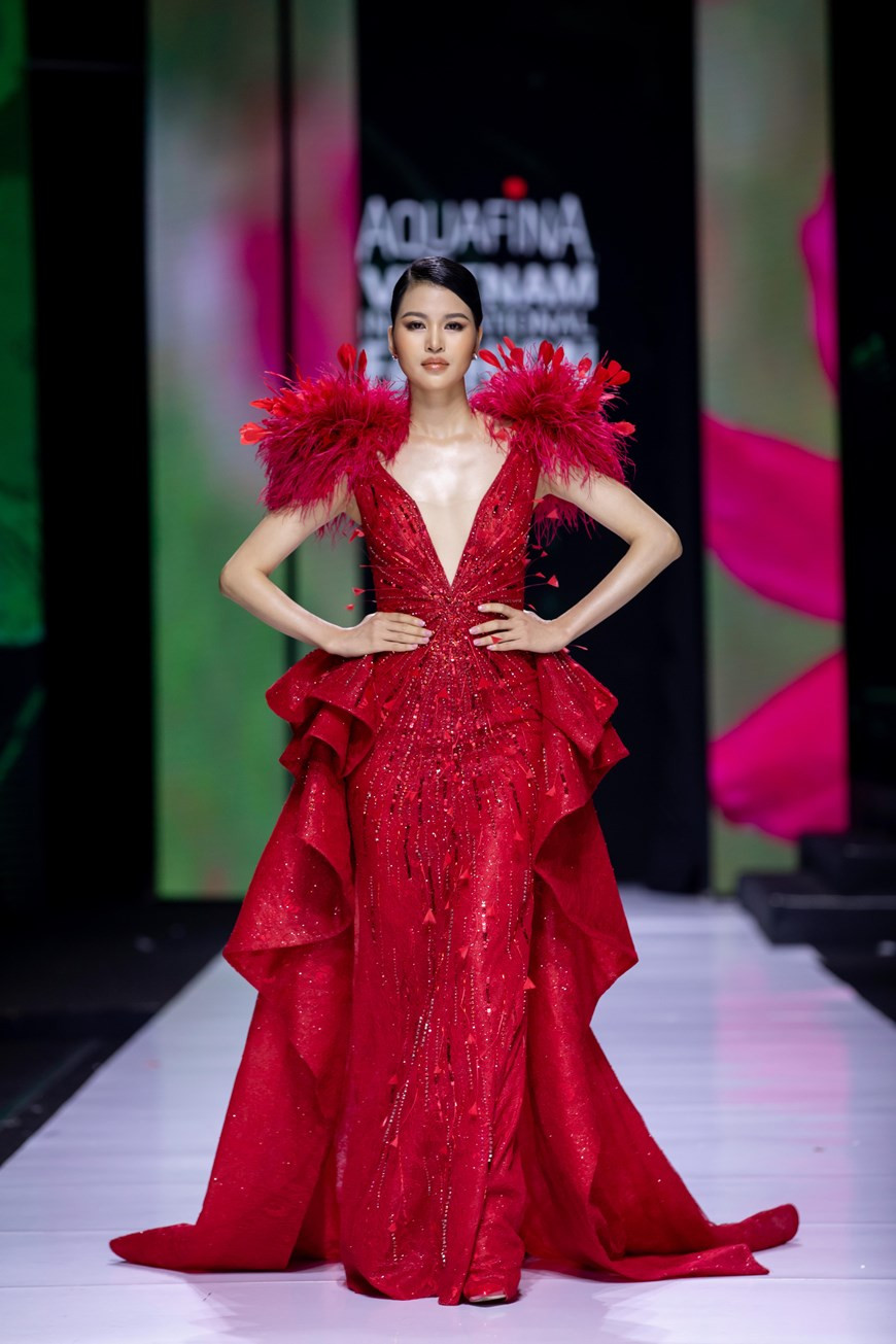 玲珊设计师《母国》服装集锦的服装作品。 图自Vietnam+