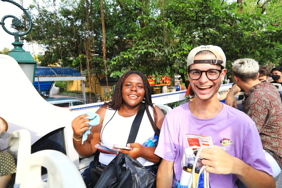 很多外国游客喜欢乘坐双层巴士游览河内市。图自越通社/《越南信息报》