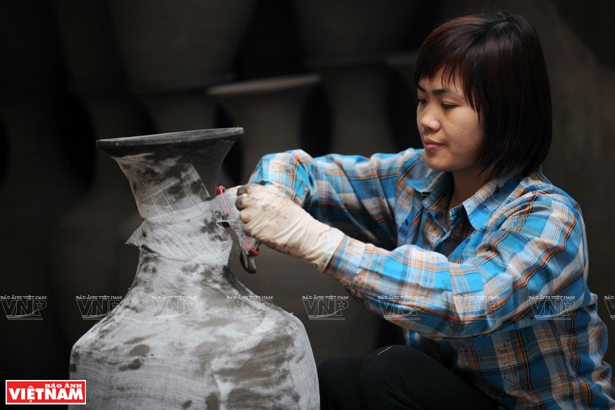 在用雪纺面料包囊好后进行涂漆。图自越通社