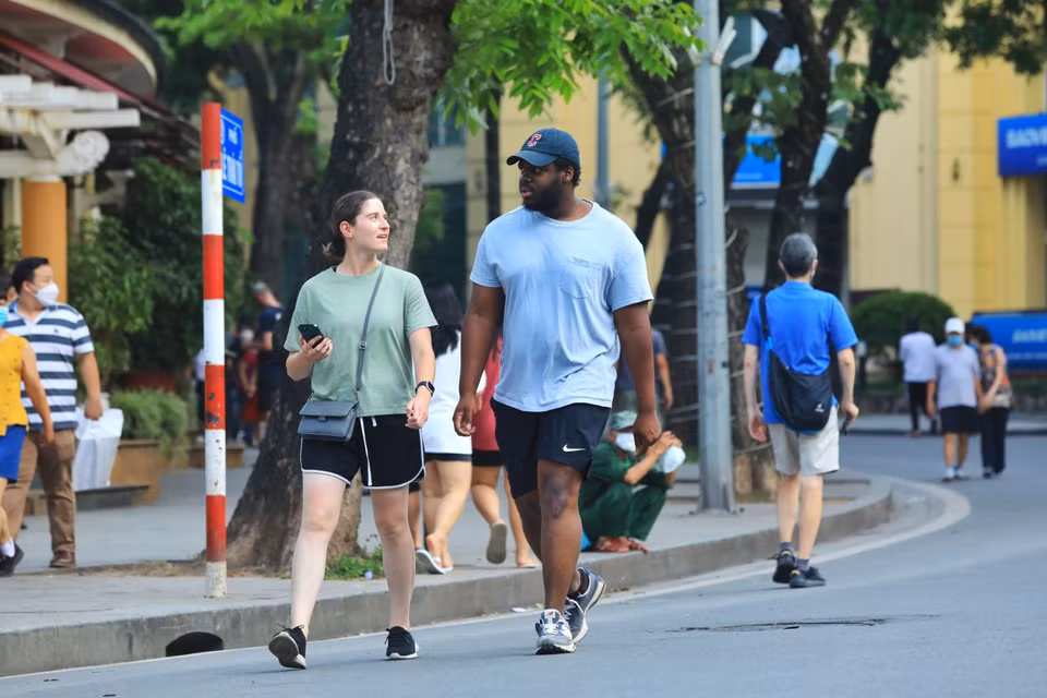 探索千年文明之都——河内，游客不仅能更好地了解河内的文化、历史遗迹，而且还能感受到首都河内市民的淳朴、好客。这是游客重回河内的原因之一。图自越通社/《越南信息报》