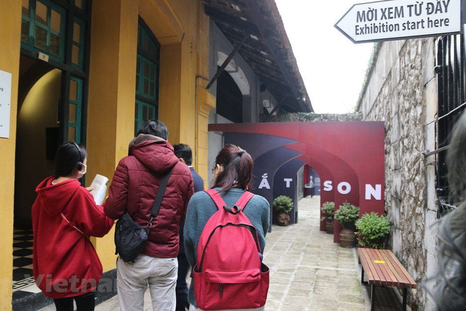 距离河内歌剧院希尔顿酒店步行十分钟，被称为“河内希尔顿”的火炉监狱是来河内旅游不可错过的景点之一。新冠肺炎疫情爆发之前，在旅游高峰期，火炉监狱遗迹区每天接待游客量可达1000人次。这是国际游客来河内观光游览时非去不可的旅游景点之一。图自 Vietnam+