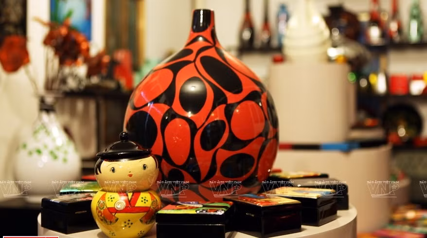  夏泰手工艺村的磨漆产品。图自越通社