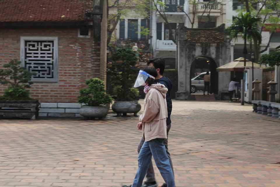 一个月来，文庙-国子监遗迹建筑群接待游客量小幅增长。据文庙-国子监遗迹群管理委员会的统计数据，该遗迹区每天游客到访量约100-150人次，周末游客到访量约达200-300人次，相当于新冠肺炎疫情爆发之前的10%。文庙--国子监是越南首都河内最为丰富多样的遗迹群之一，位于升龙京城南边，分为两大部分，文庙用以供奉孔子，国子监是越南史上的第一所大学。图自 Vietnam+