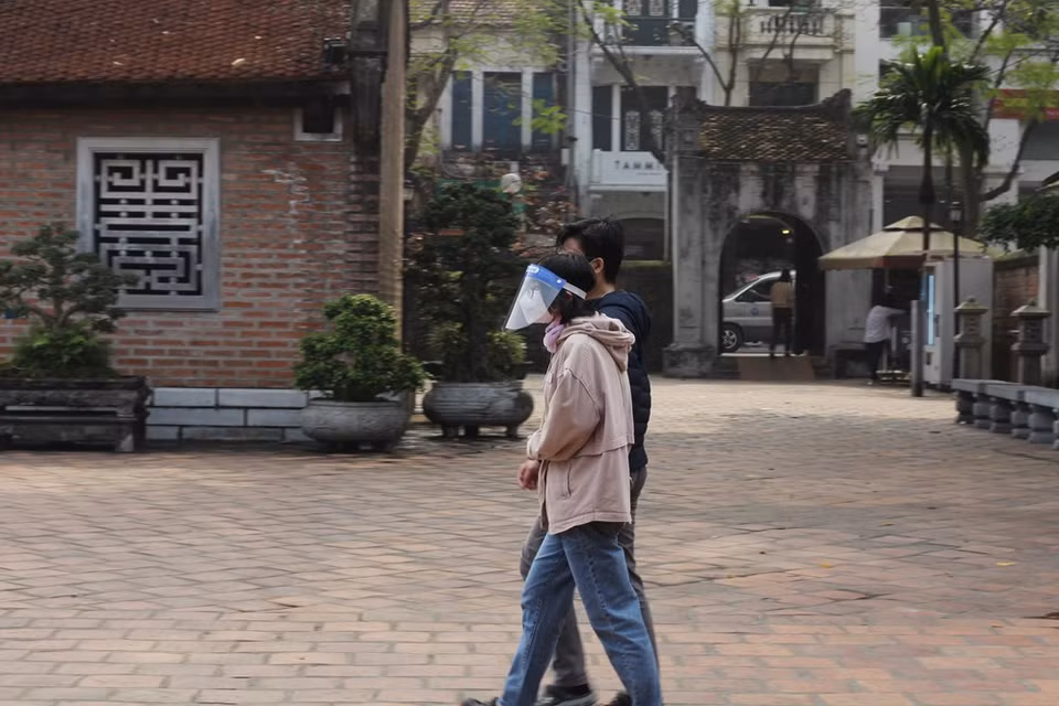 一个月来，文庙-国子监遗迹建筑群接待游客量小幅增长。据文庙-国子监遗迹群管理委员会的统计数据，该遗迹区每天游客到访量约100-150人次，周末游客到访量约达200-300人次，相当于新冠肺炎疫情爆发之前的10%。文庙--国子监是越南首都河内最为丰富多样的遗迹群之一，位于升龙京城南边，分为两大部分，文庙用以供奉孔子，国子监是越南史上的第一所大学。图自 Vietnam+
