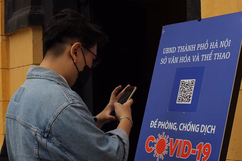 在新冠肺炎疫情仍存在爆发和传播危机的背景下，河内市旅游局要求各旅游景点、旅游企业等严格实施防疫规定，同时加大向游客宣传关于安全目的地的力度。河内市旅游部门将继续开展打造符合标准的目的地、旅行社、运输、住宿单位等，在实现疫情防控安全的同时，努力提升首都旅游形象。图自 Vietnam+