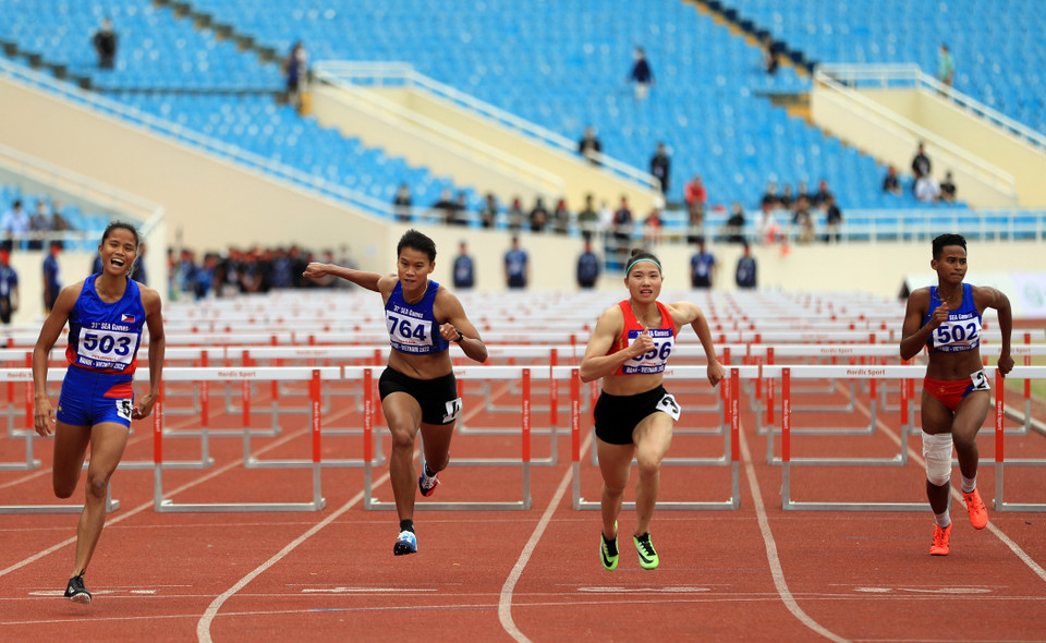 在女子七项全能100米跨栏项目中，阮玲娜运动员以5415分夺得一枚金牌。图自 越通社