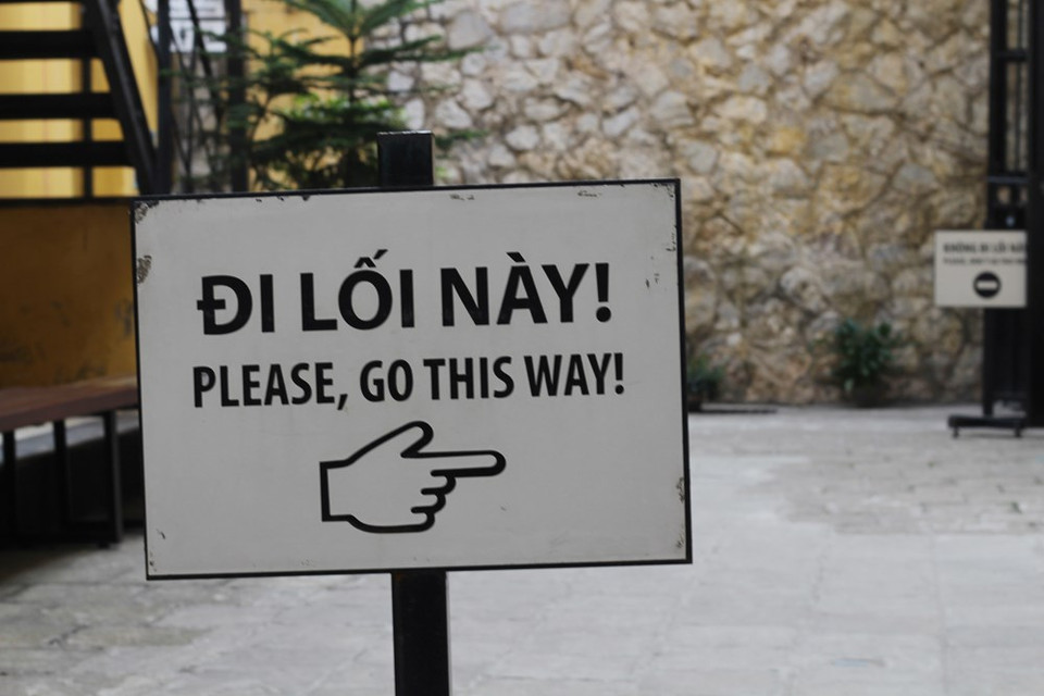 文化体育旅游局要求各郡（县、市）和有关机关指导和引导各历史文化遗迹区制定疫情防控方案和计划，做好各方面的准备。因此，为了迎接国际游客，火炉监狱历史遗迹区也严格遵守越南卫生部的5K原则，在遗迹区门口安排二维码扫码器、杀菌吸收器、在出入口进行分流。图自 Vietnam+