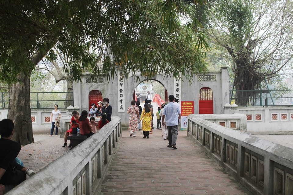 自2月15日重新国际游客以来，文庙-国子监、火炉监狱历史遗迹区、玉山祠文化历史遗迹区等首都河内各旅游景点和历史文化遗迹区接待游客量小幅增长。文庙-国子监是越南的文化历史遗址，也是越南向国际朋友推广越南文化价值之地，亦是向青年一代宣传越南民族尊师重道精神传统的教育基地。图自 Vietnam+