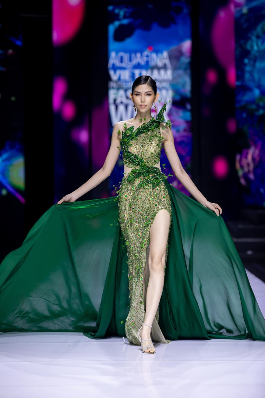 越南著名模特垂阳在舞台上展示该服装集锦的作品。图自Vietnam+