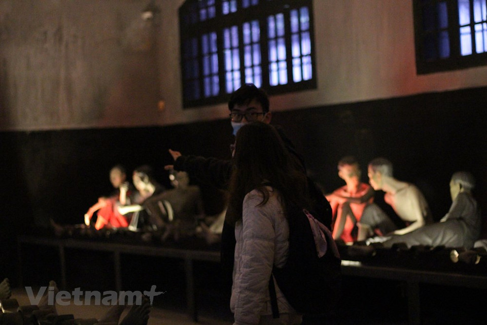 火炉监狱历史遗迹区管理委员会干部陈忠北透露，该遗迹区每周末平均游客到访量可达300-500人次，平日游客到访量约200人次/天。为了与公众保持联系，火炉监狱遗迹区通过在线应用程序帮助人们深入了解历史知识，同时确保防疫规定。这是火炉监狱遗迹区的工作新方向之一，旨在帮助年轻一代在轻松愉悦的环境中了解越南的历史。图自 Vietnam+