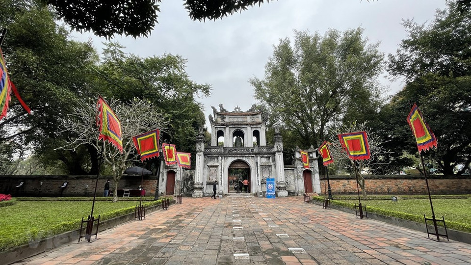 文庙国子监历史文化遗迹群经理黎春乔透露，由于目前越南新冠肺炎疫情仍复杂难料，因此赴越观光游览的国际游客量仍较低。尽管如此，河内旅游局领导仍要求各住宿单位认真做好各方面的准备工作，全力迎接游客的到来。同时为疫情结束后的游客接待工作进行了全面安排部署。图自 Vietnam+