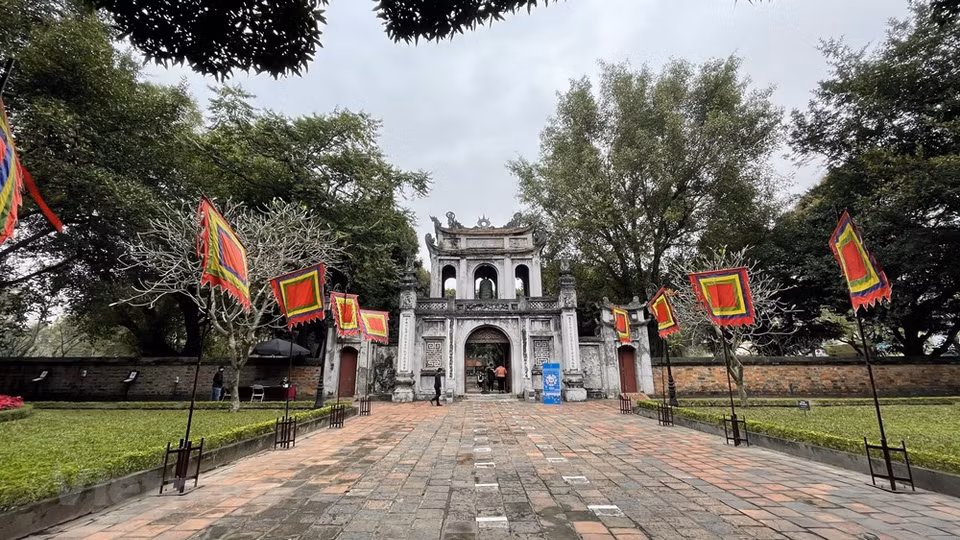 文庙国子监历史文化遗迹群经理黎春乔透露，由于目前越南新冠肺炎疫情仍复杂难料，因此赴越观光游览的国际游客量仍较低。尽管如此，河内旅游局领导仍要求各住宿单位认真做好各方面的准备工作，全力迎接游客的到来。同时为疫情结束后的游客接待工作进行了全面安排部署。图自 Vietnam+