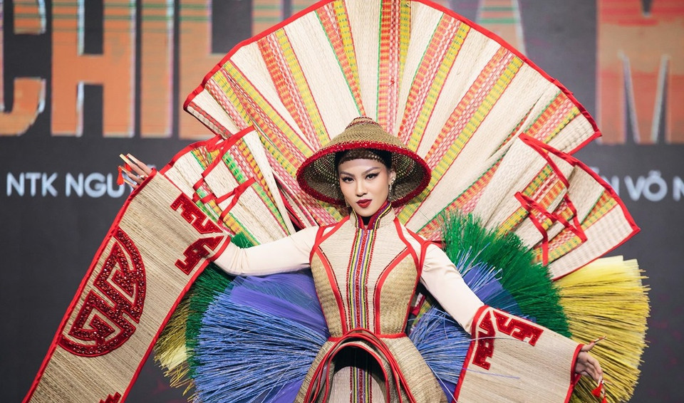  阮国越设计师带有民族气息的“金瓯凉席”服装。图自越通社